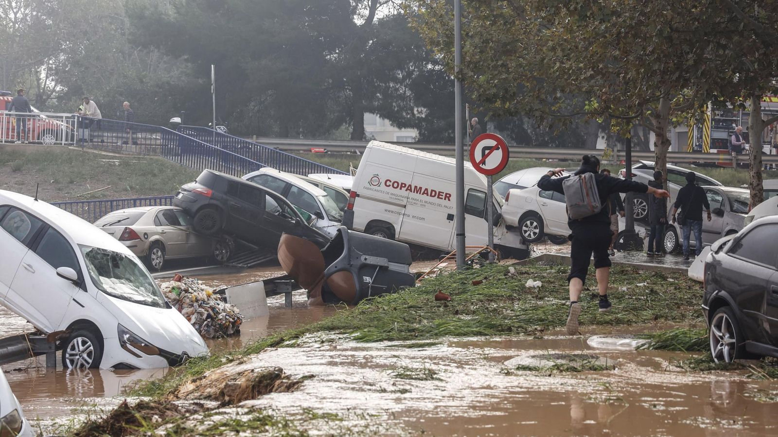 Así han quedado las calles de Valencia: desolación, barro y coches amontonados