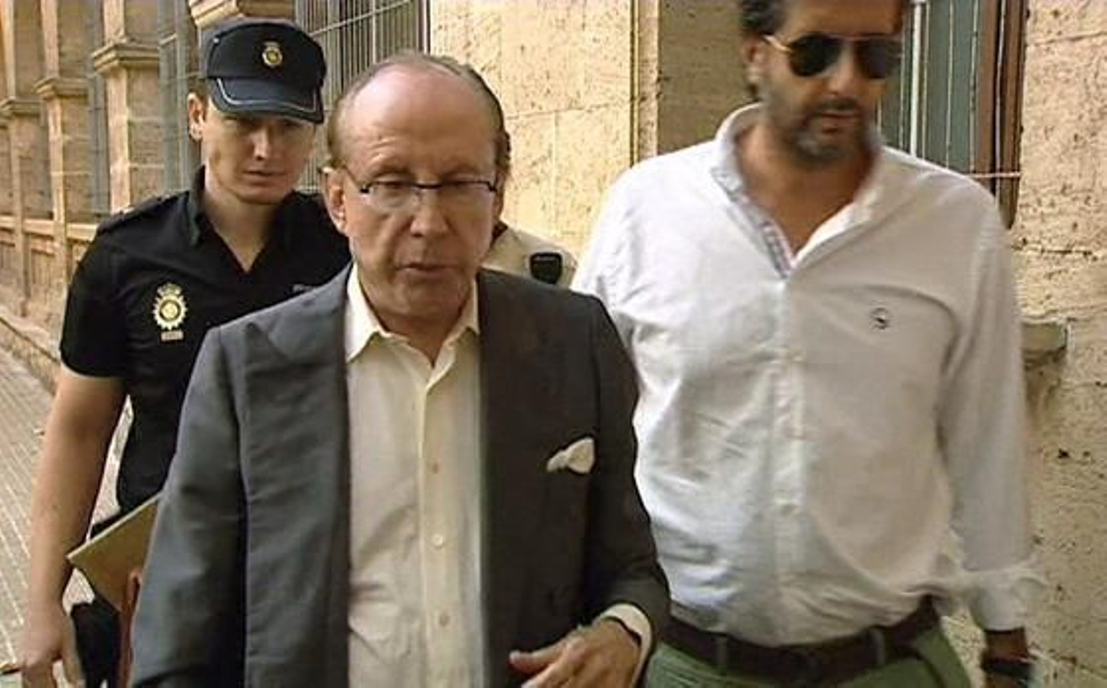José María Ruiz-Mateos, accediendo a prestar declaración en Palma de Mallorca acompañado por un policía nacional.

Foto: EFE