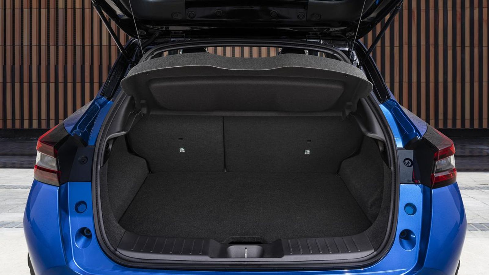 Bajo el suelo del maletero está la batería de iones de litio ternaria que alimenta el motor eléctrico de 36 kW (49 CV).