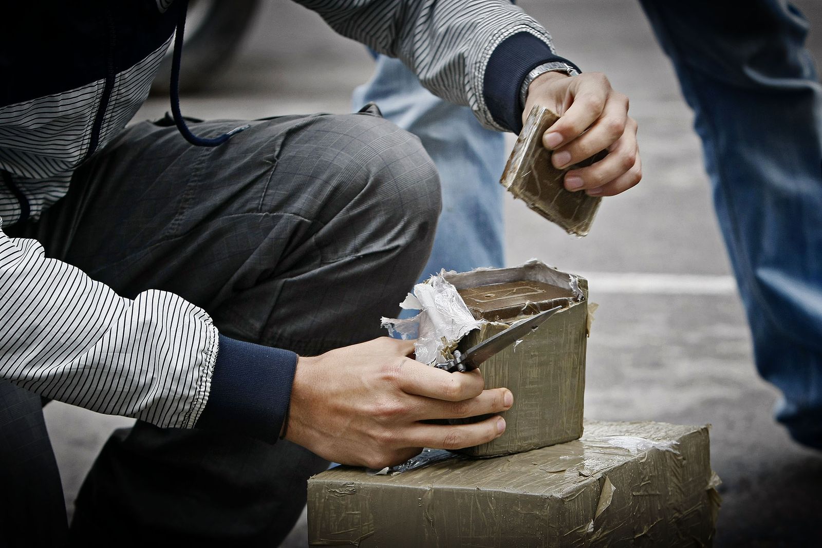 Un guardia civil examina unas láminas de hachís, el año pasado en una operación antidroga en Cádiz.