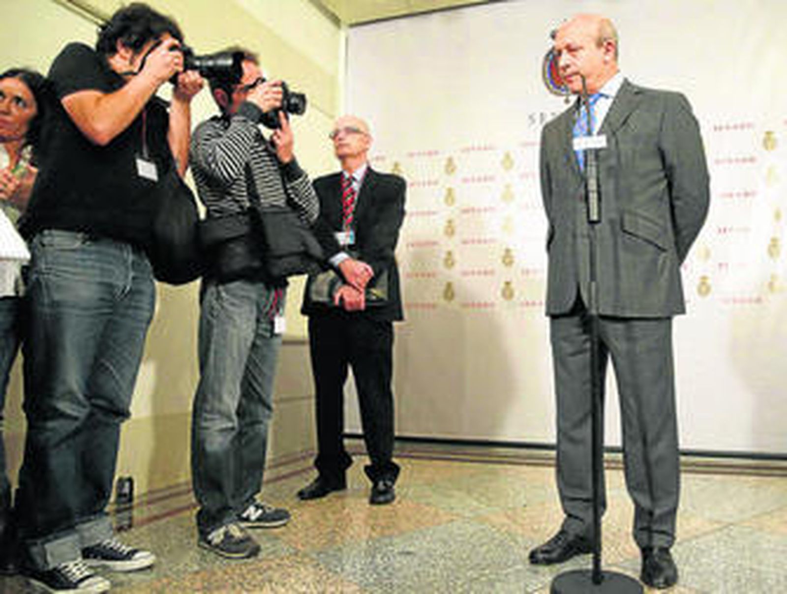 El ministro Wert, ayer en el Senado al anunciar la rectificación del recorte de las becas Erasmus.