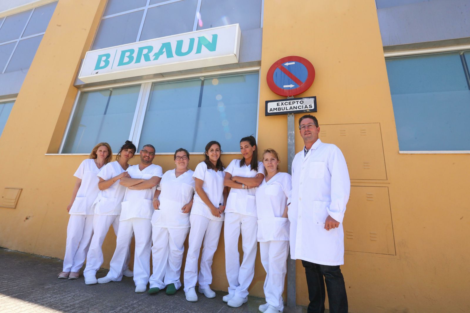 Los trabajadores de la empresa que hasta ahora prestaba el servicio de diálisis en la ciudad posan a las puertas del centro.