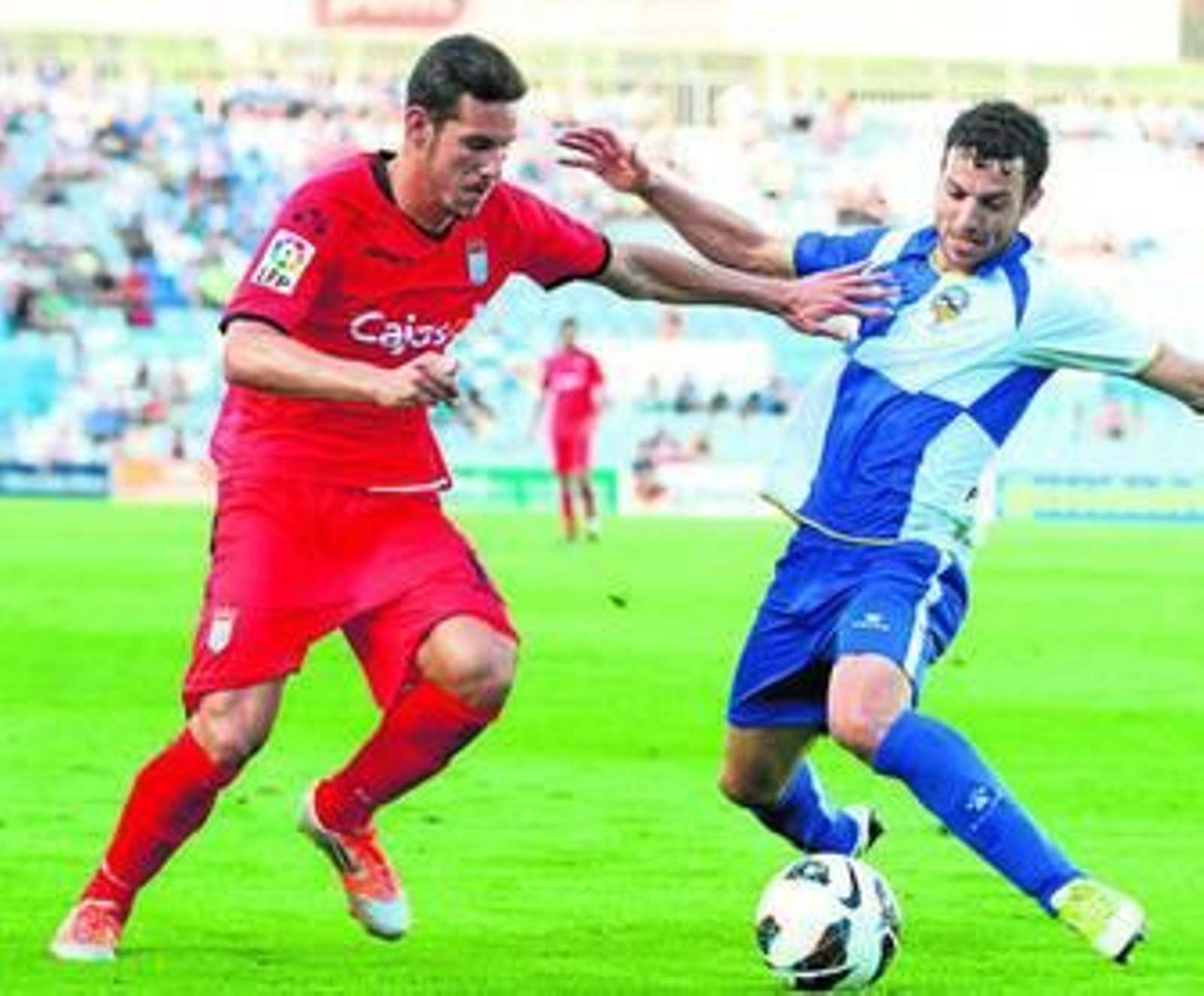 El xerecista Álvaro Rey lucha por el balón ante el local Espasandín durante el encuentro disputado ayer.