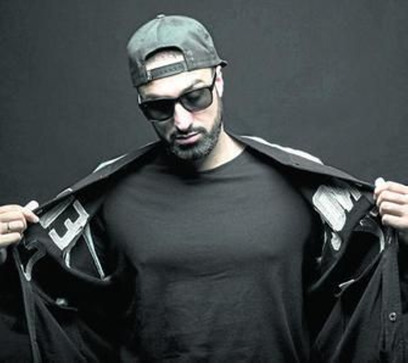 Tote King, en una imagen promocional tomada para el álbum '78'.