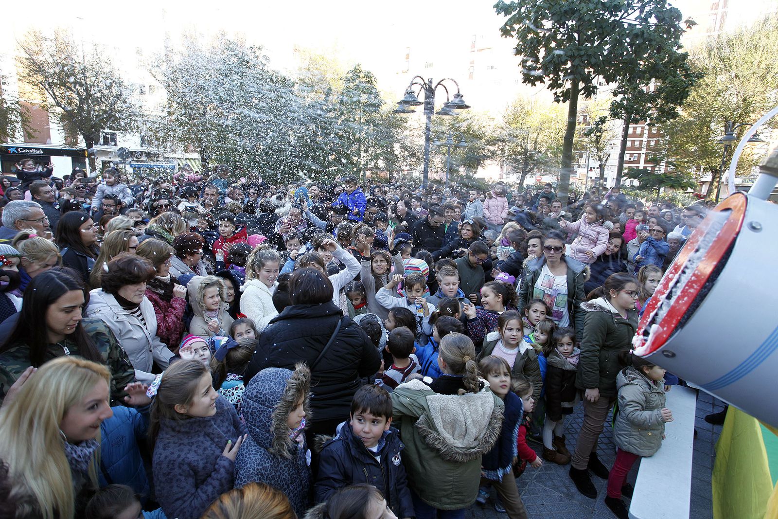 Un cañón lanza nieve artificial en el barrio de Loreto en las navidades de 2016
