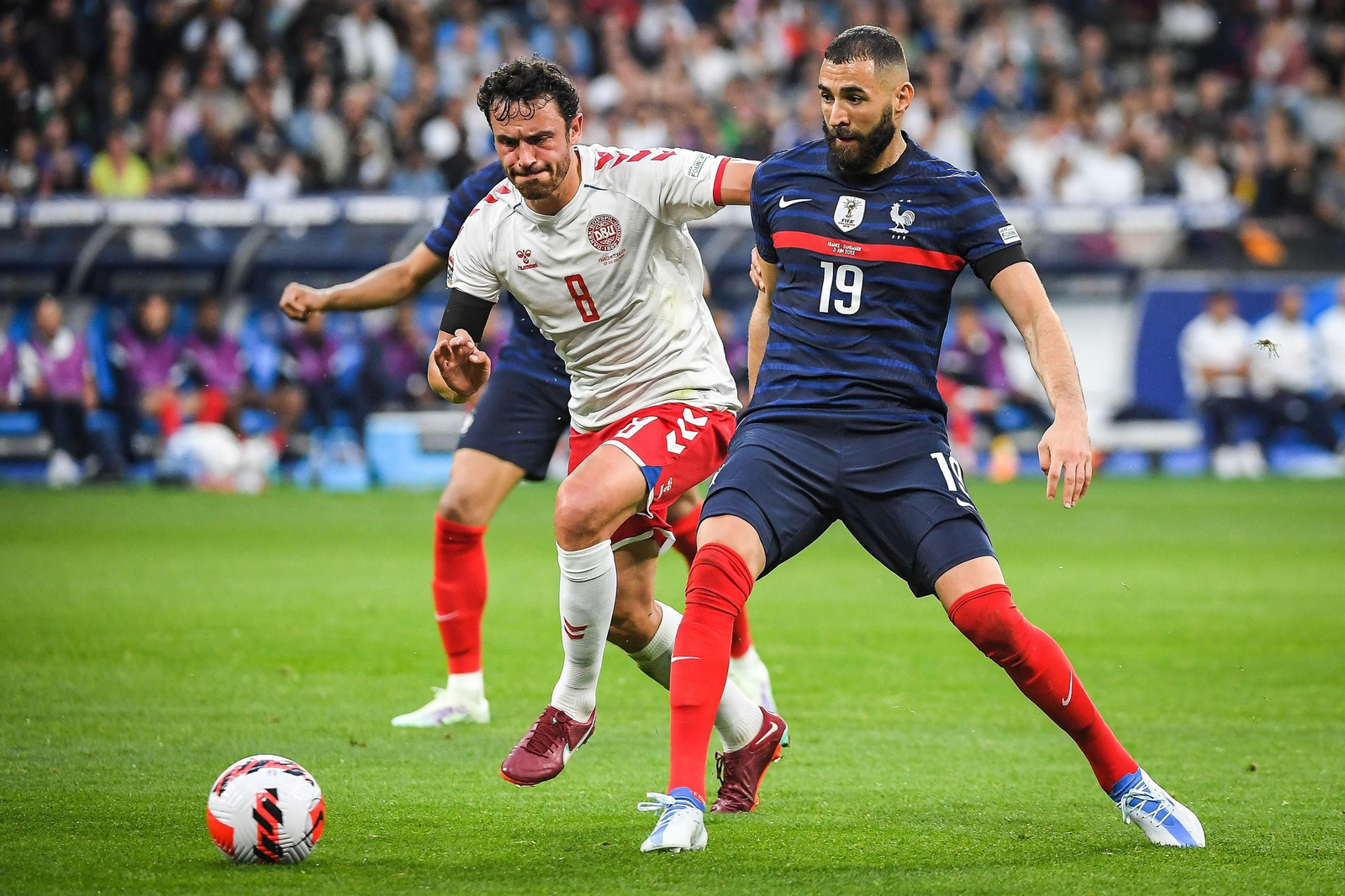 Delaney intenta hostigar a Benzema en el partido disputado en Saint-Denis.