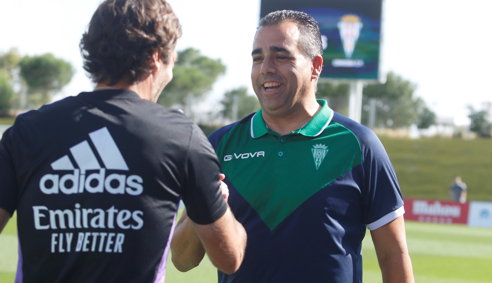 Germán Crespo saluda a Raúl González, técnico del Real Madrid Castilla, antes del partido.