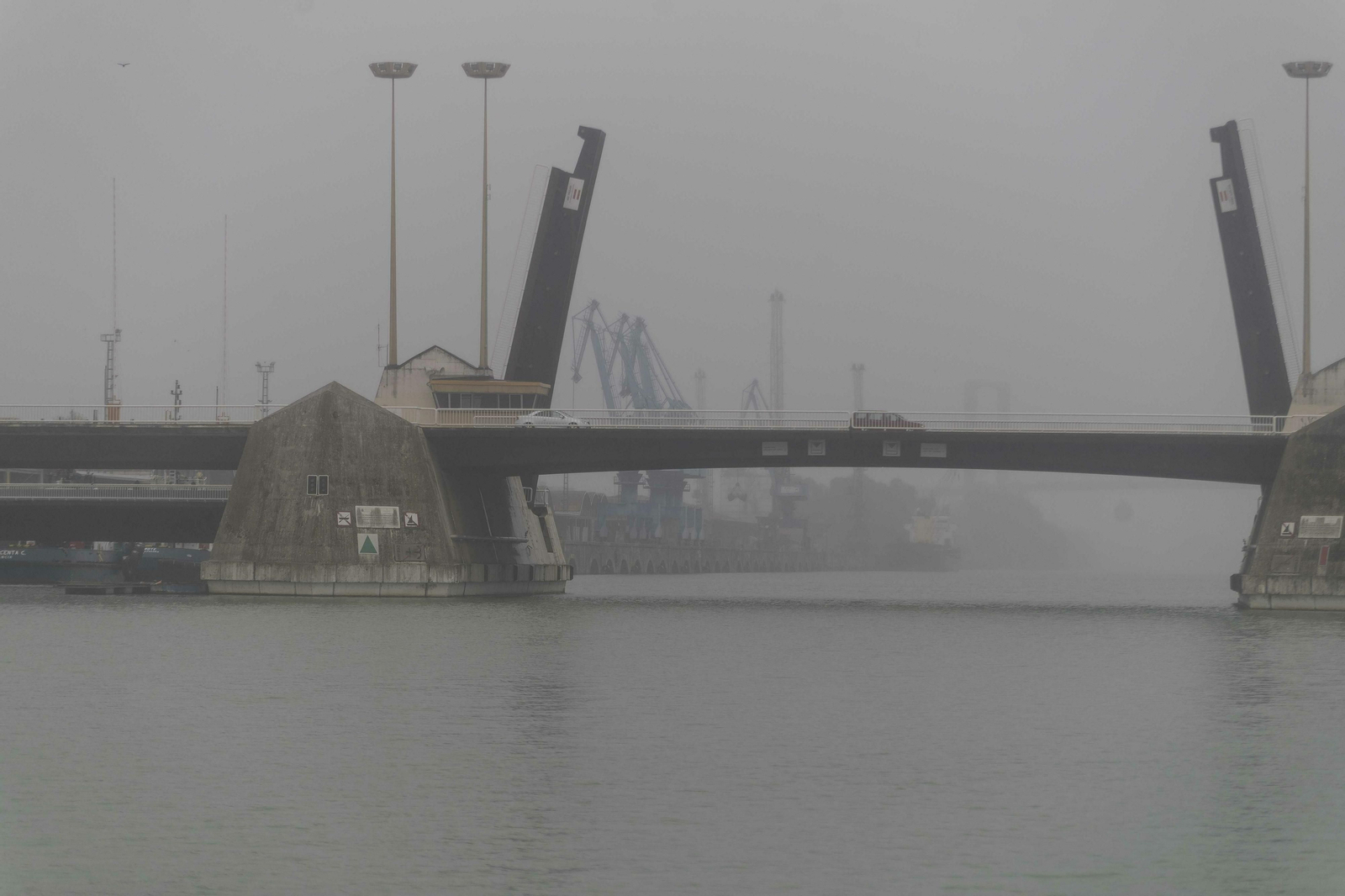 Paseo por el río hasta la Zona Franca en una embarcación solar