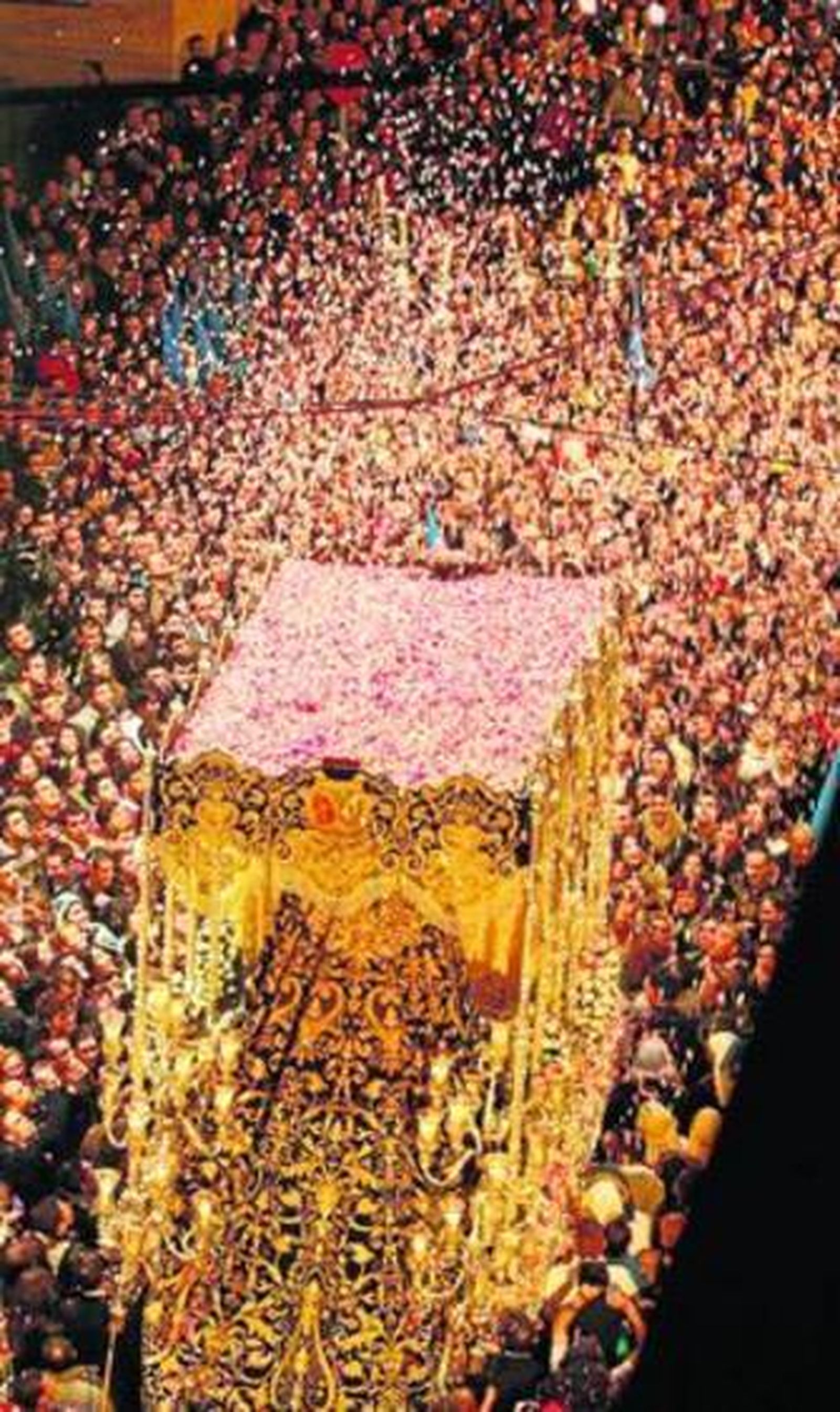 Una lluvia de pétalos para la Victoria