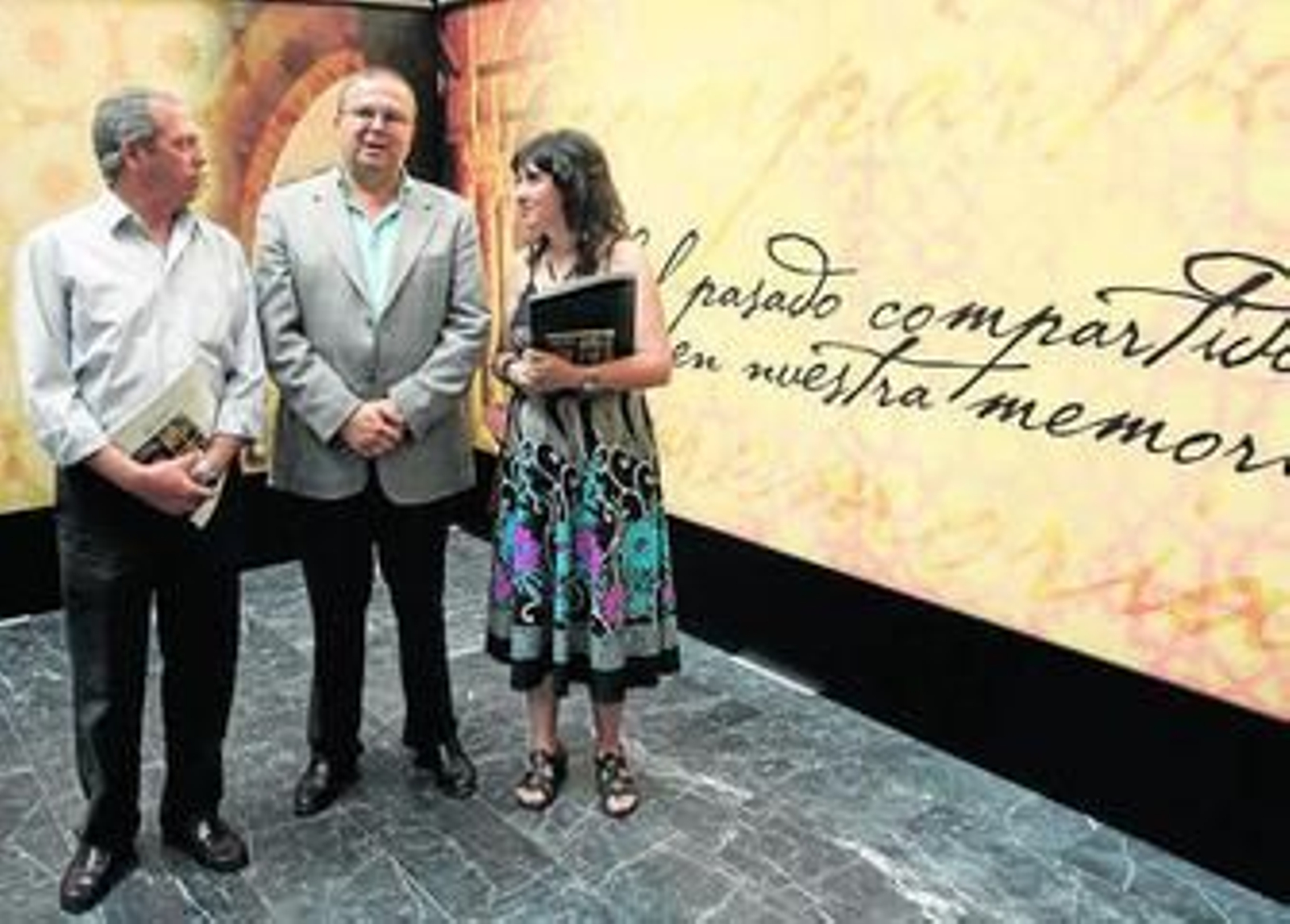 Juan Caballero (director general de Cultura), Moreno Calderón y Luque, en la sala expositiva.