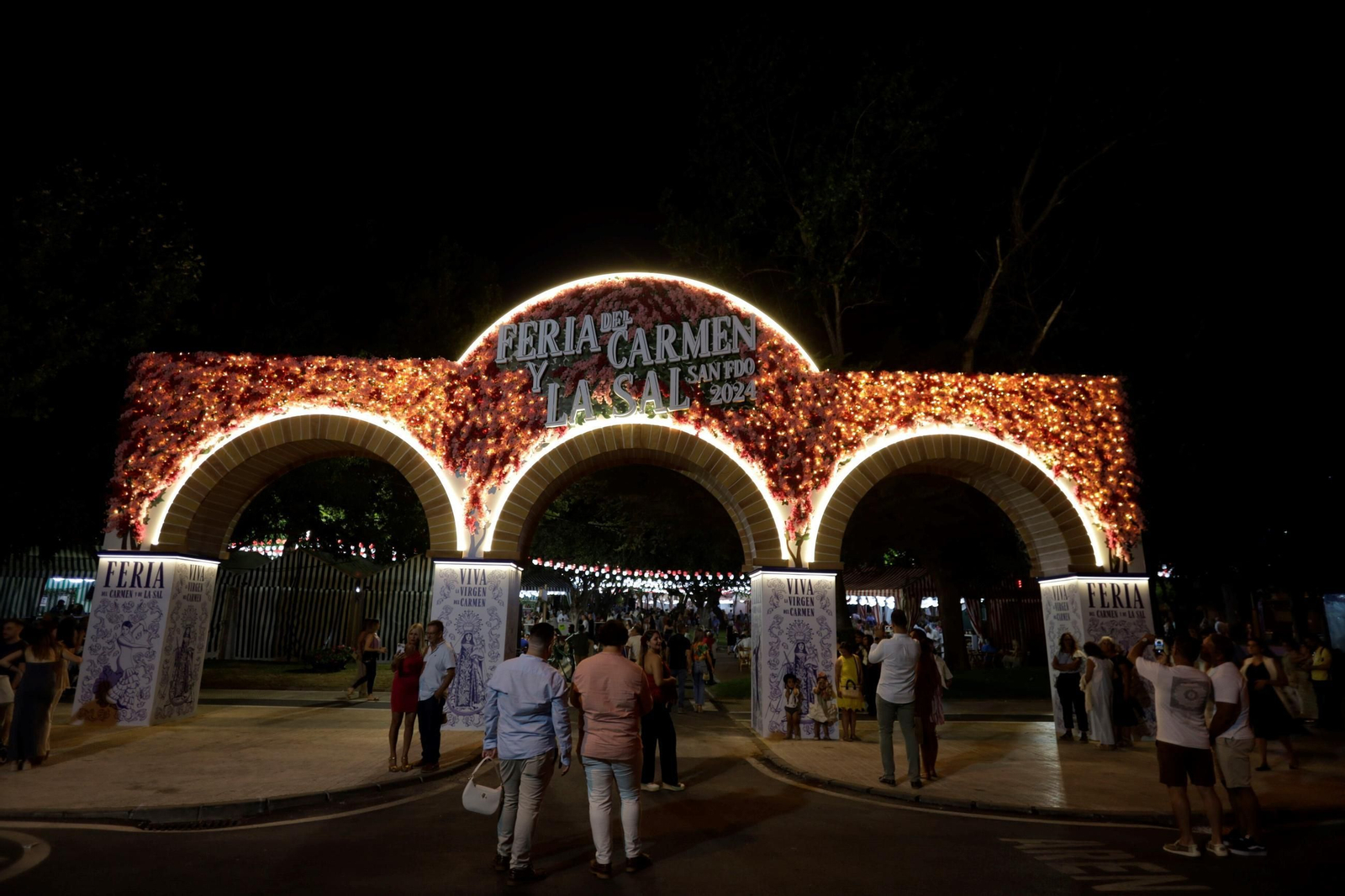 La portada de la Feria del Carmen y de la Sal 2024, iluminada por la noche, en San Fernando