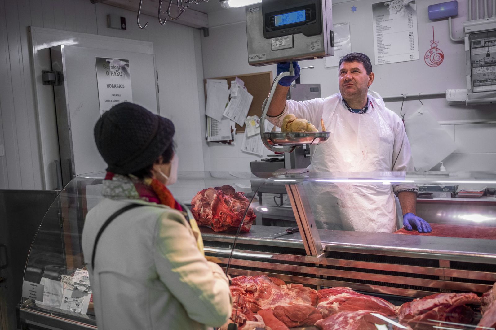 Una clienta atendida en una carnicería