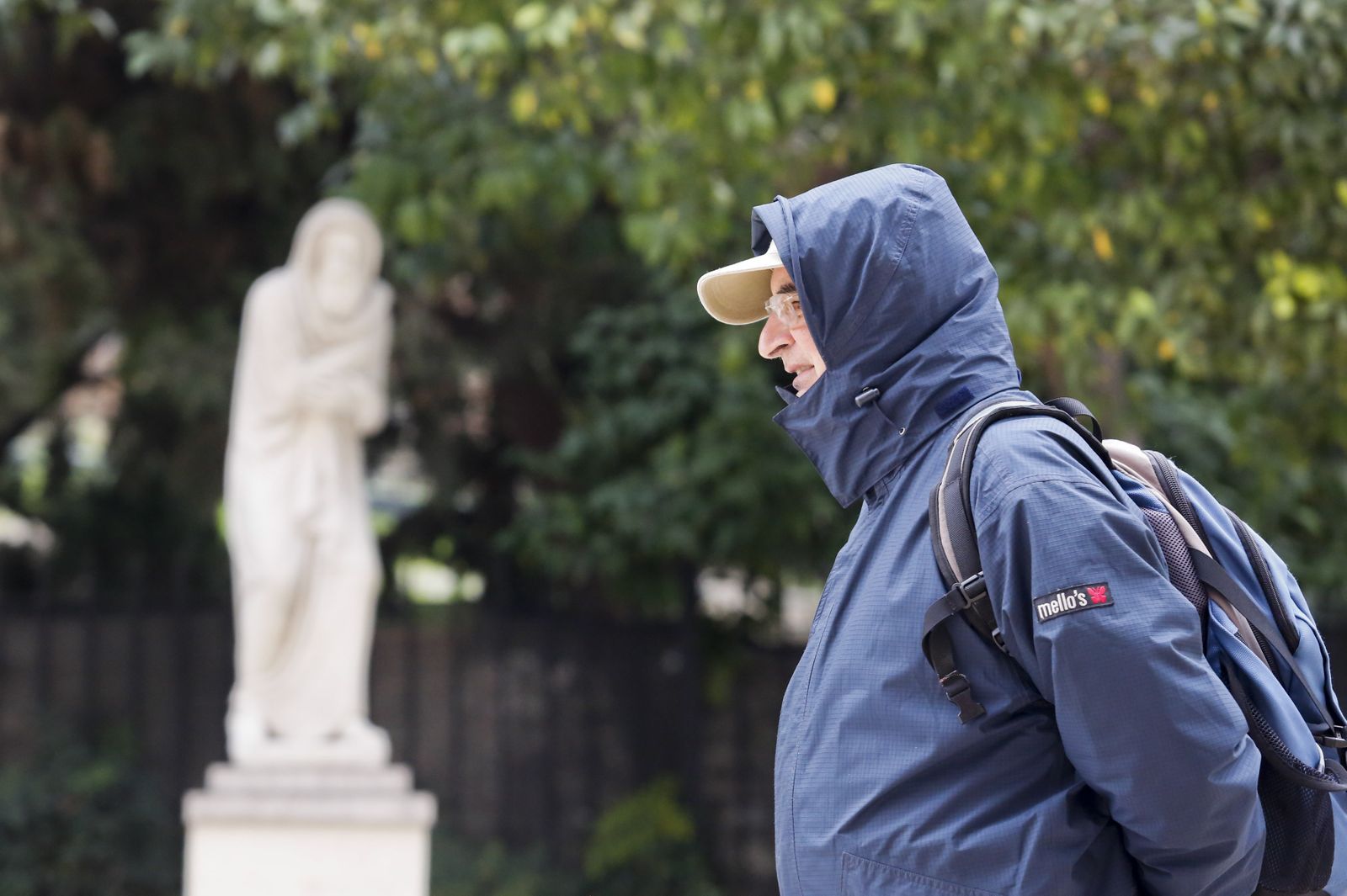 Ya me dirán si no apetece llevarse a las manos una buena sopa de ajo. Lo del caldo de pintarroja se estila en otras latitudes.