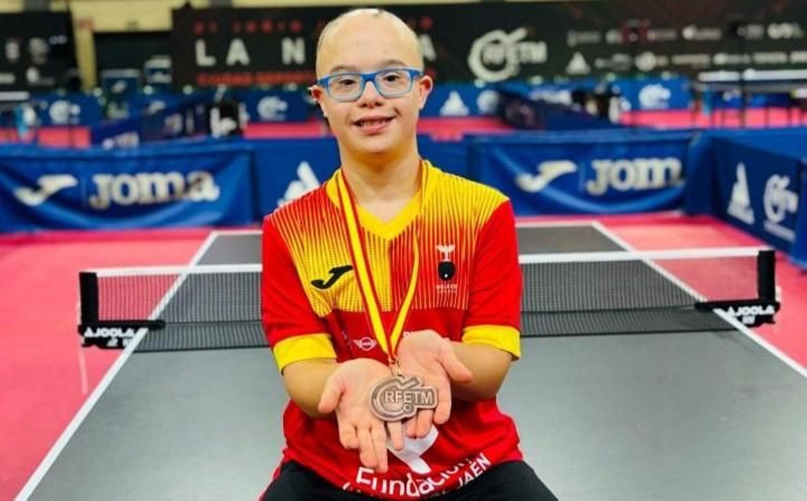 Marcos Valsera posa con su medalla de bronce.