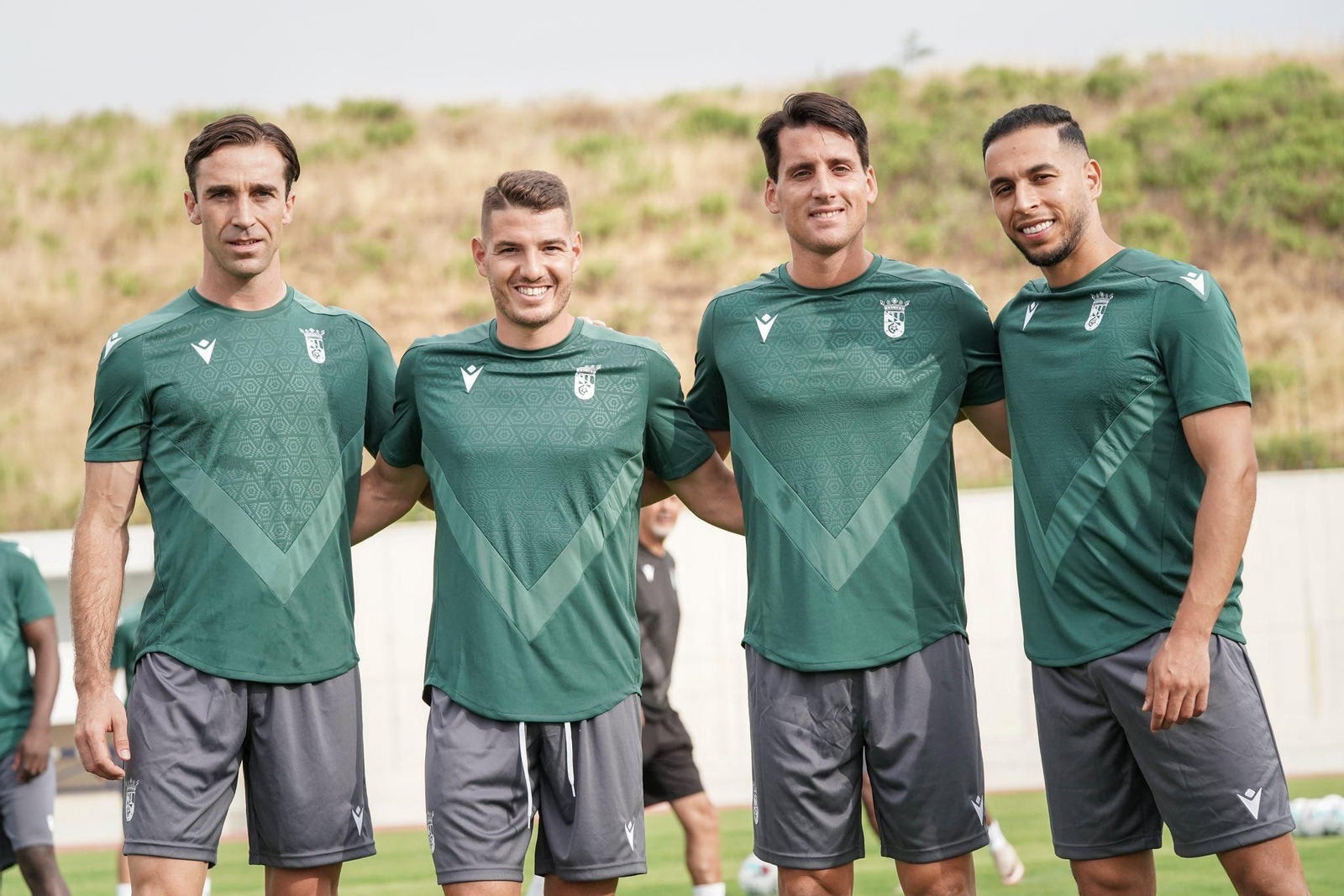 Manu Vallejo, segundo por la izquierda, en su primer entrenamiento con el Ceuta.