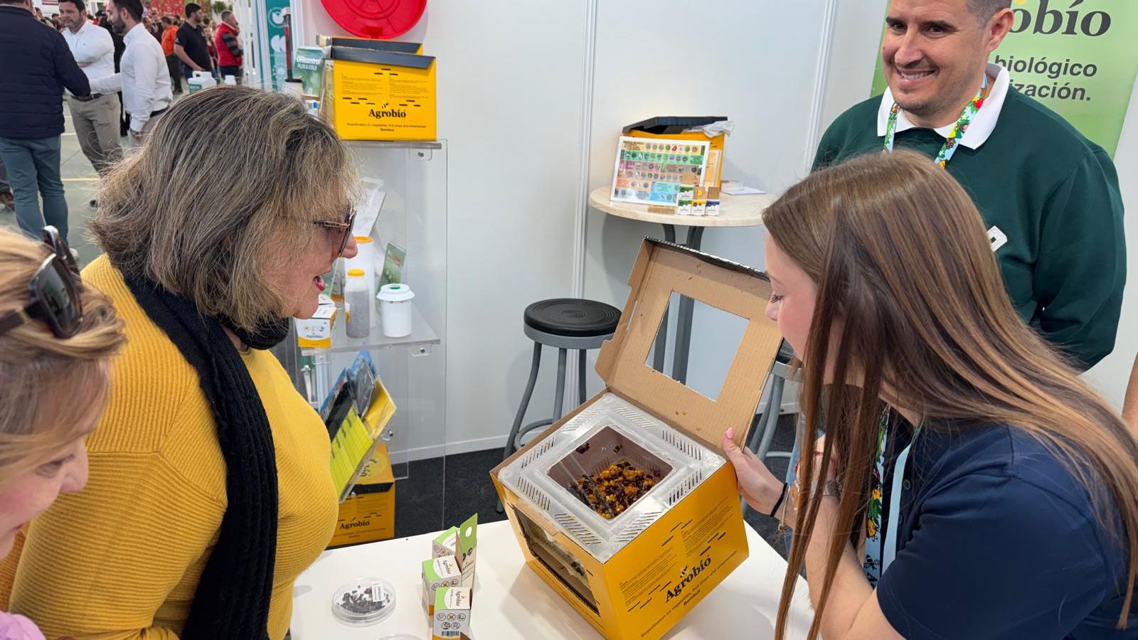 Unas mujeres observan las abejas de la empresa Agrobío