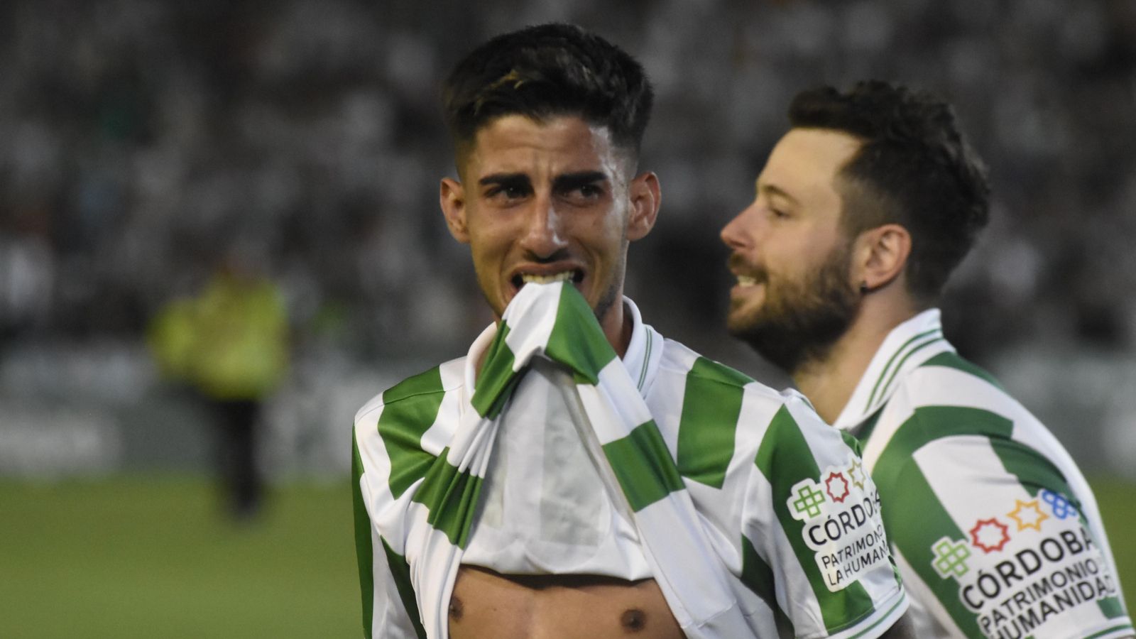 Calderón, emocionado tras conseguir el ascenso a Segunda División con el Córdoba CF. Calderón, emocionado tras conseguir el ascenso a Segunda División con el Córdoba CF.