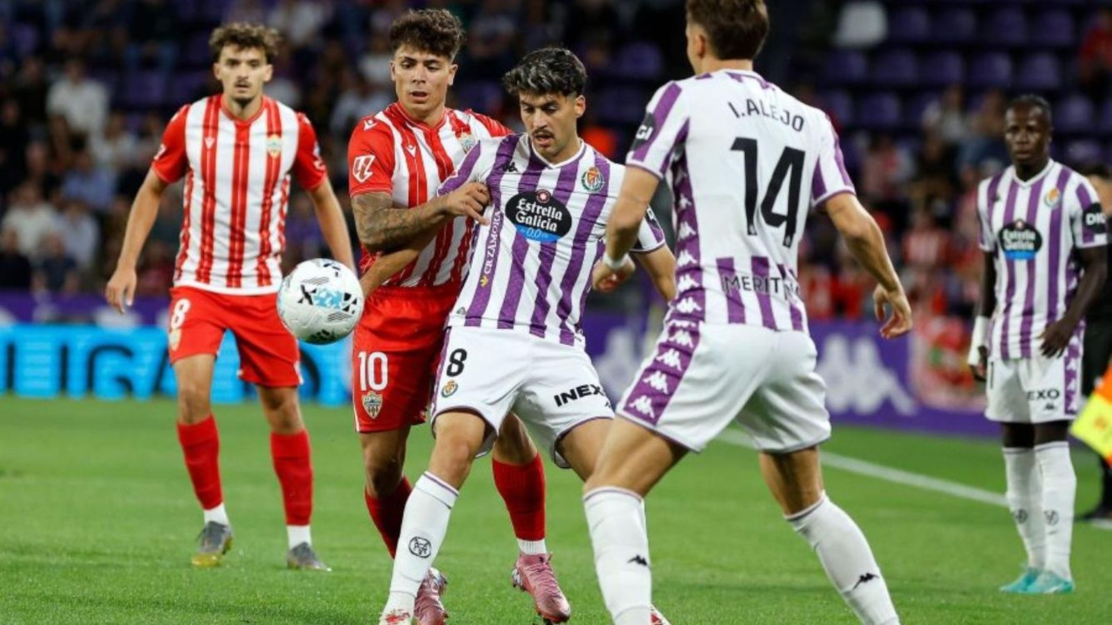 Víctor Meseguer protege el esférico ante la presencia de Nico Melamed.