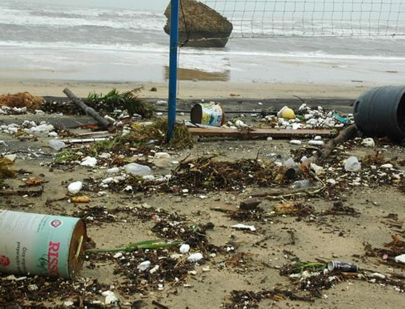 El Ayuntamiento recoge 60.000 kilos de basura en la playa de Matalascañas tras el temporal El Ayuntamiento recoge 60.000 kilos de basura en la playa de Matalascañas tras el temporal