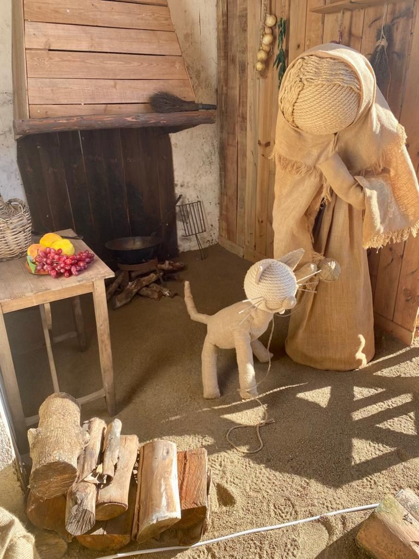 Un recorrido en fotografías por el gran belén artesanal de Los Blázquez