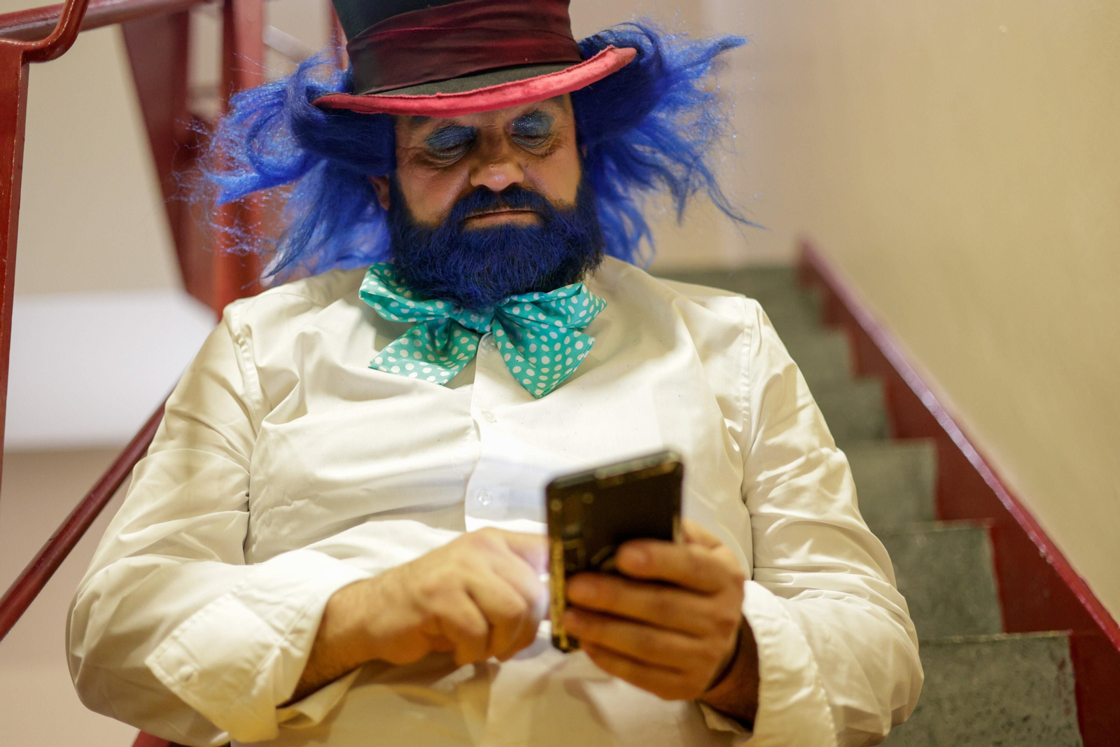 El  coro 'Los vitamina' en los camerinos del teatro Falla.