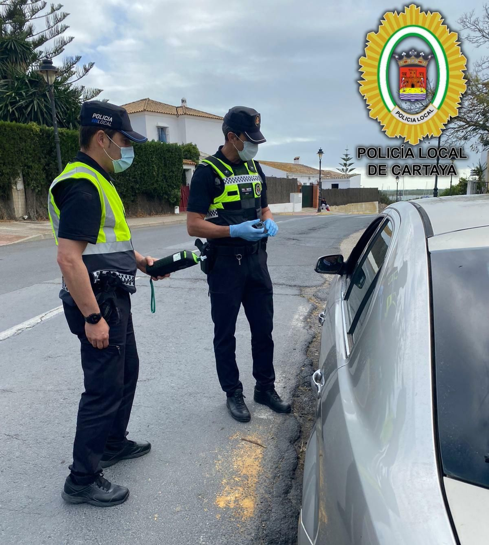 Dos agentes detienen a un vehículo en un control rutinario.