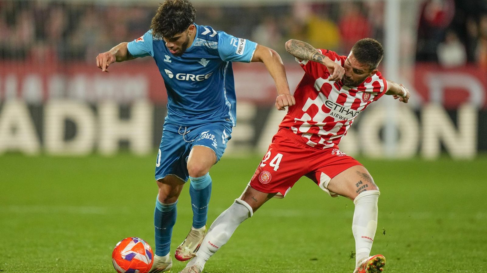 Abde, en un duelo con Portu.