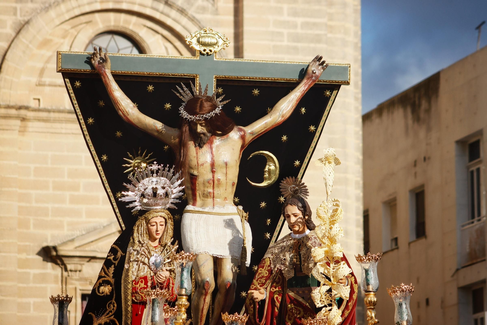 Imágenes de la salida de la Vera Cruz en la Semana Santa de Chiclana 2025