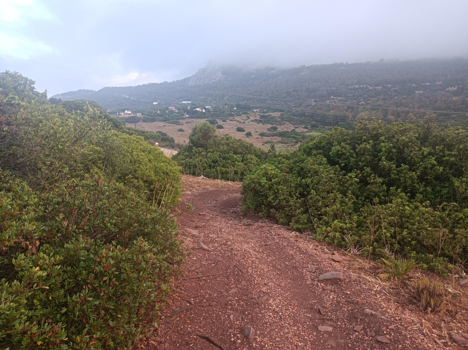 El sendero, muy difuso en algunos tramos, desemboca en una carretera local.