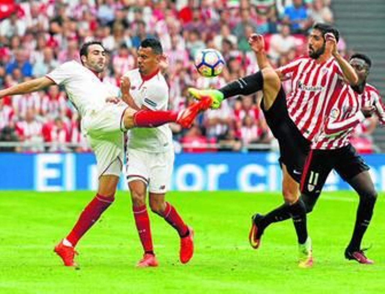 Raúl García levanta el pie igual que Iborra con el afán de llevarse un balón dividido.