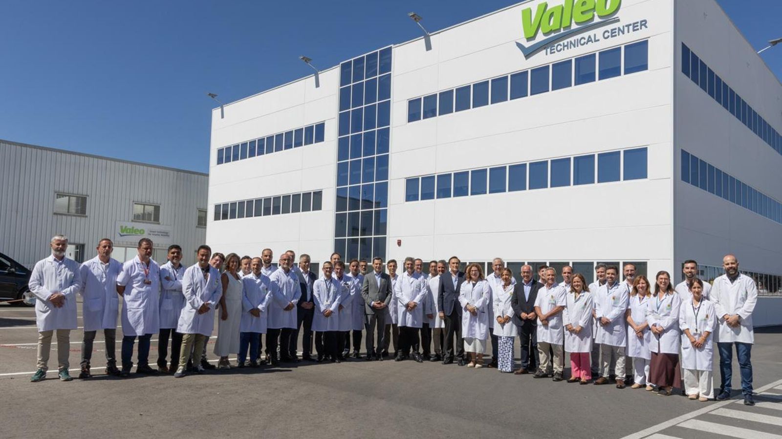 Visita del presidente de la Junta de Andalucía a la planta de producción de Valeo Martos