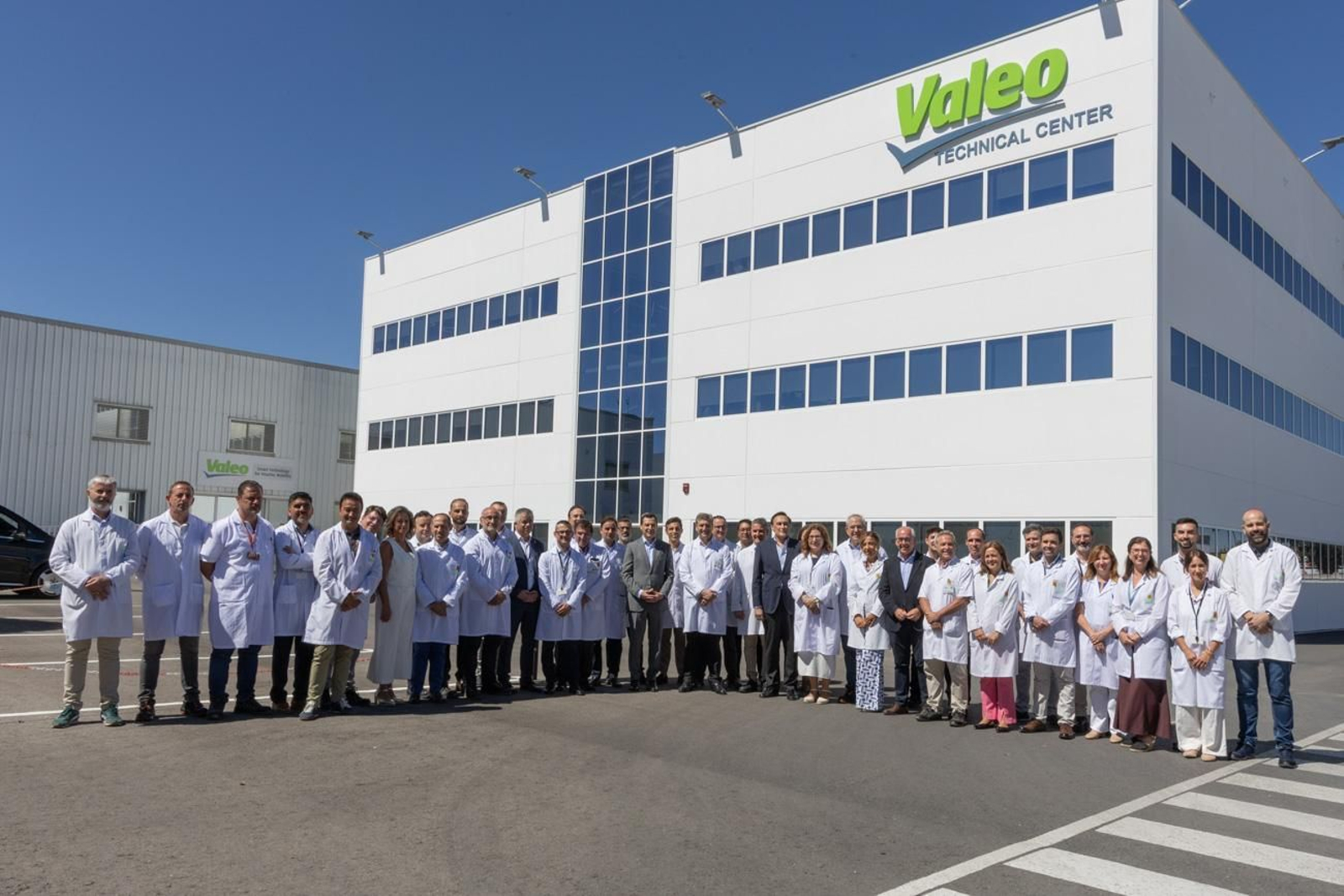 Visita del presidente de la Junta de Andalucía a la planta de producción de Valeo en Martos