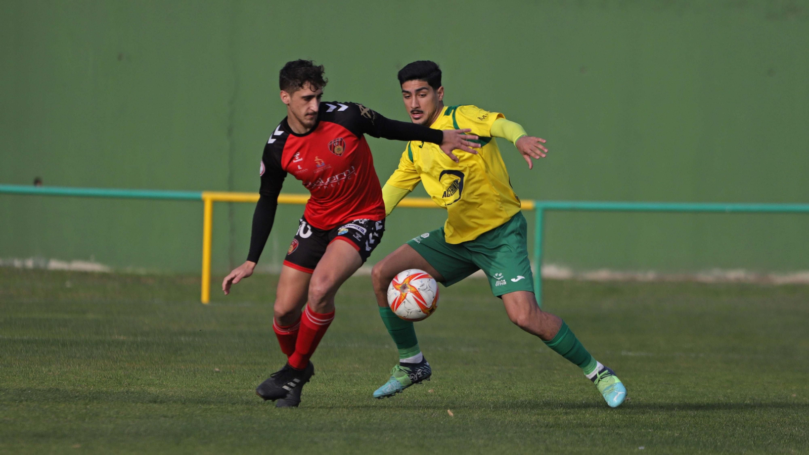 Una disputa de balón entre el Salerm Puente Genil y Los Barrios.