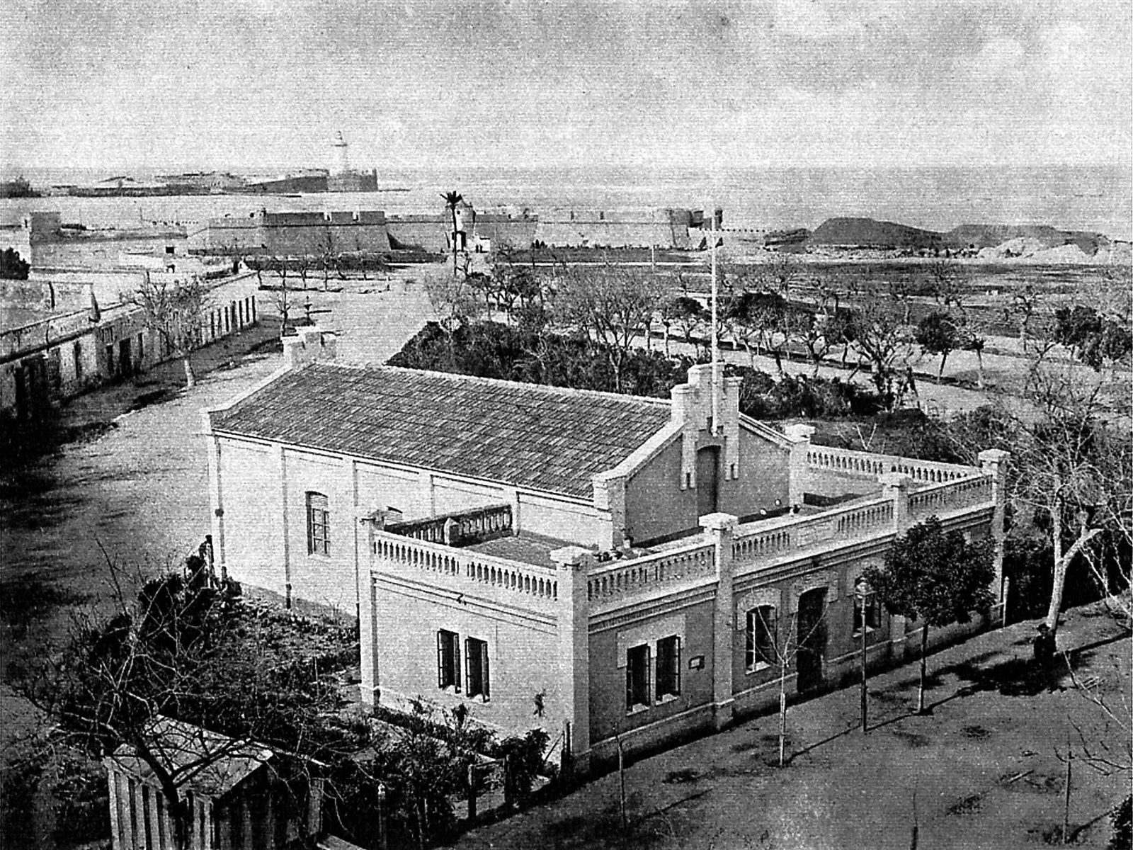 Al fondo, el castillo de San Sebastián con el faro derribado en 1898