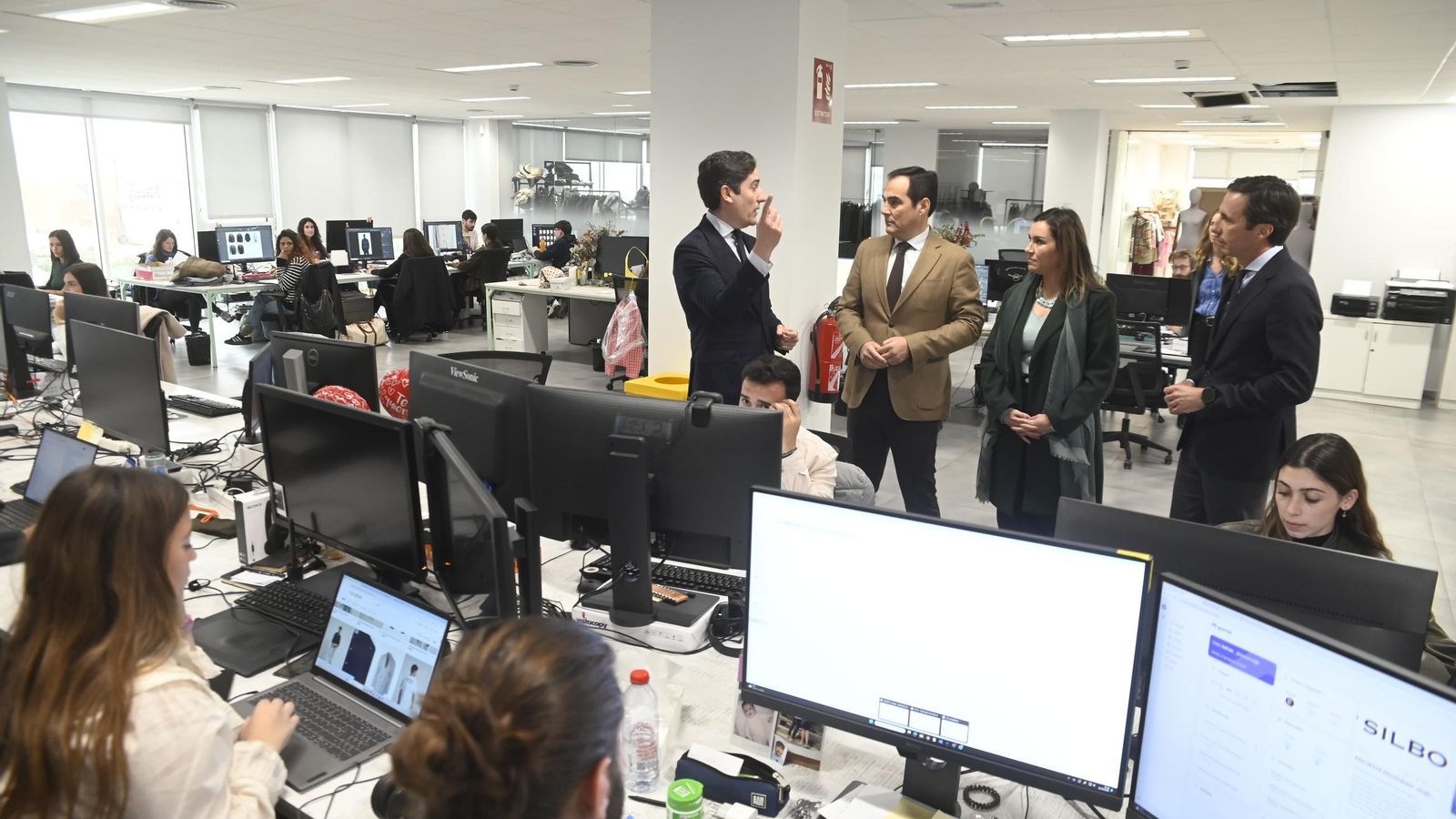 Representantes institucionales visitan la sede de Silbon.