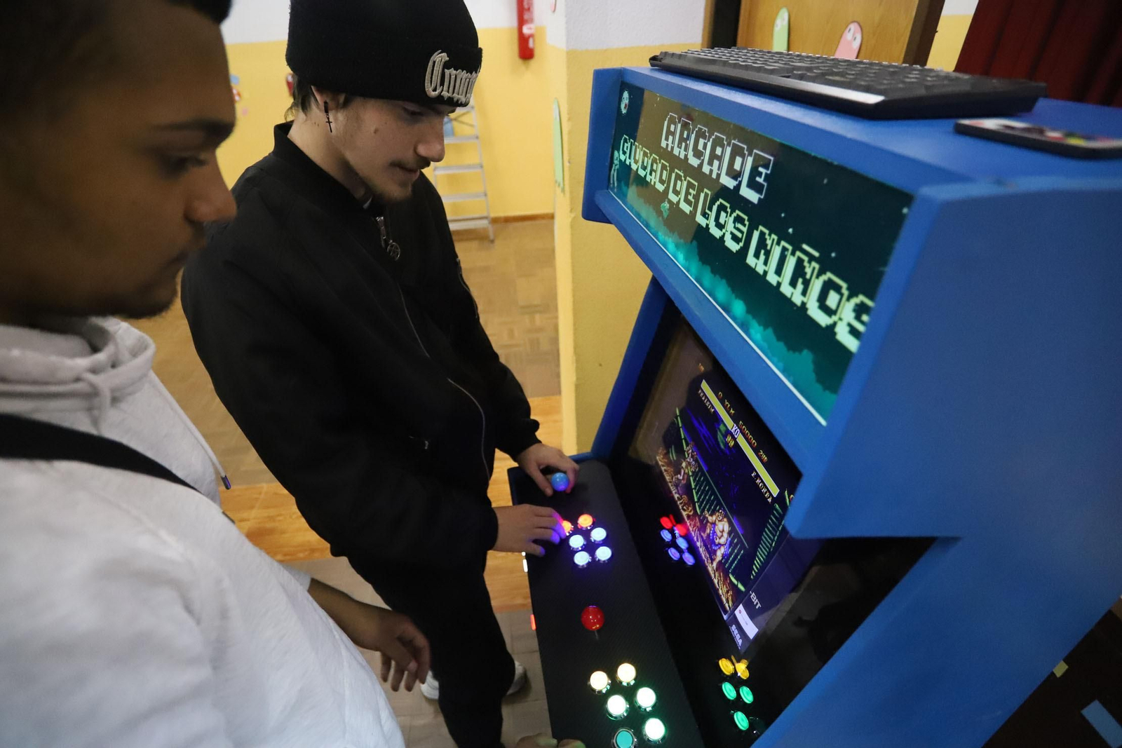 Alumnos del Colegio Ciudad de los Niños  con una de las máquinas arcade
