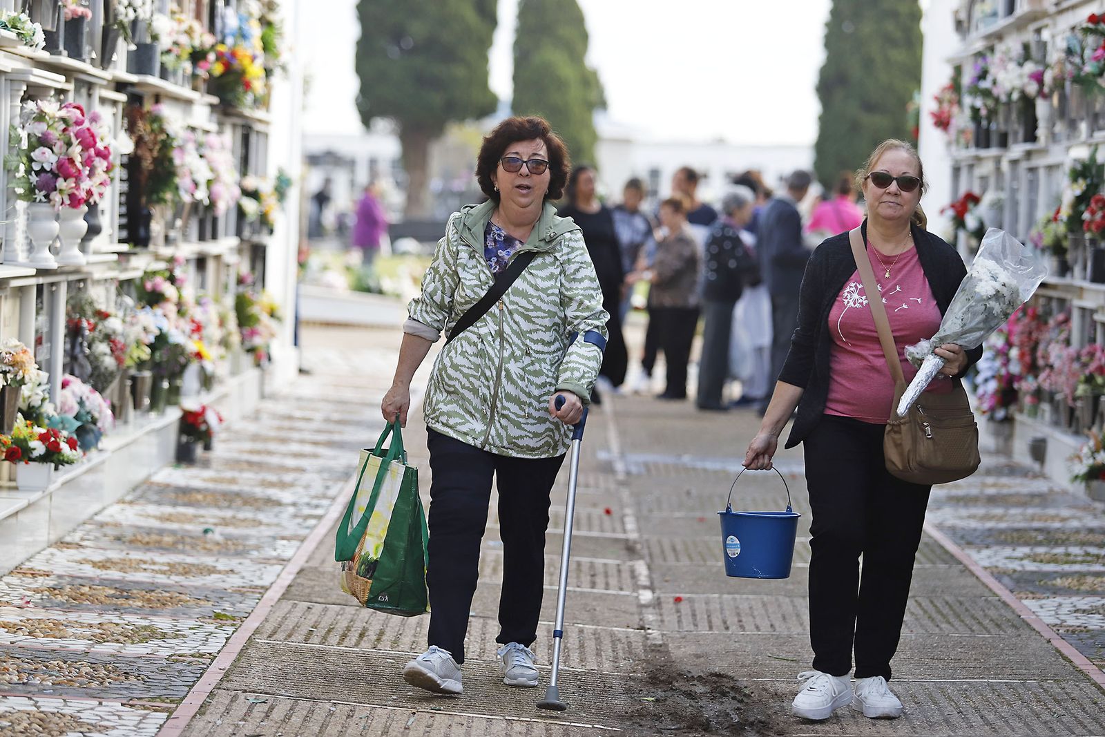 Imágenes del Día de Todos los Santos en el cementerio de la Soledad de Huelva