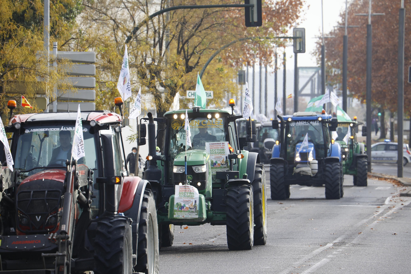 Tractores en el comienzo de la marcha de protesta del sector agrícola en Córdoba Tractores en el comienzo de la marcha de protesta del sector agrícola en Córdoba
