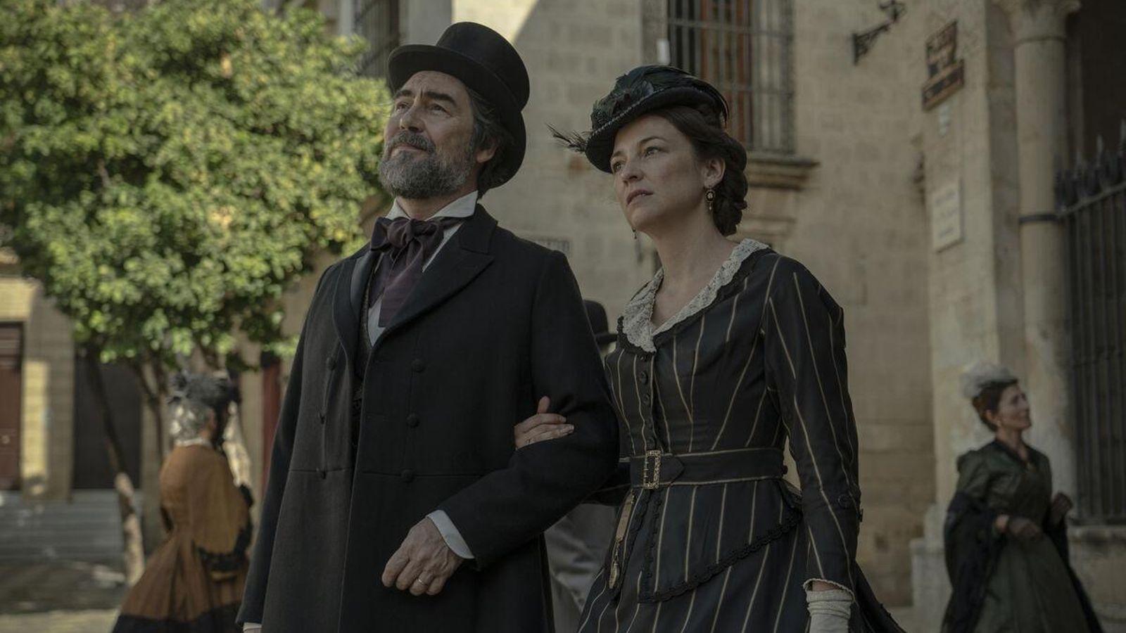 Rafael Novoa y Leonor Wating, en el centro de Jerez, escenario de 'La templanza'.
