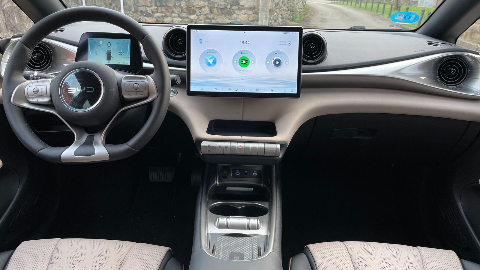 El diseño del salpicadero original y se consigue sin perder la funcionalidad, con muchos huecos y espacios útiles alrededor de los ocupantes.