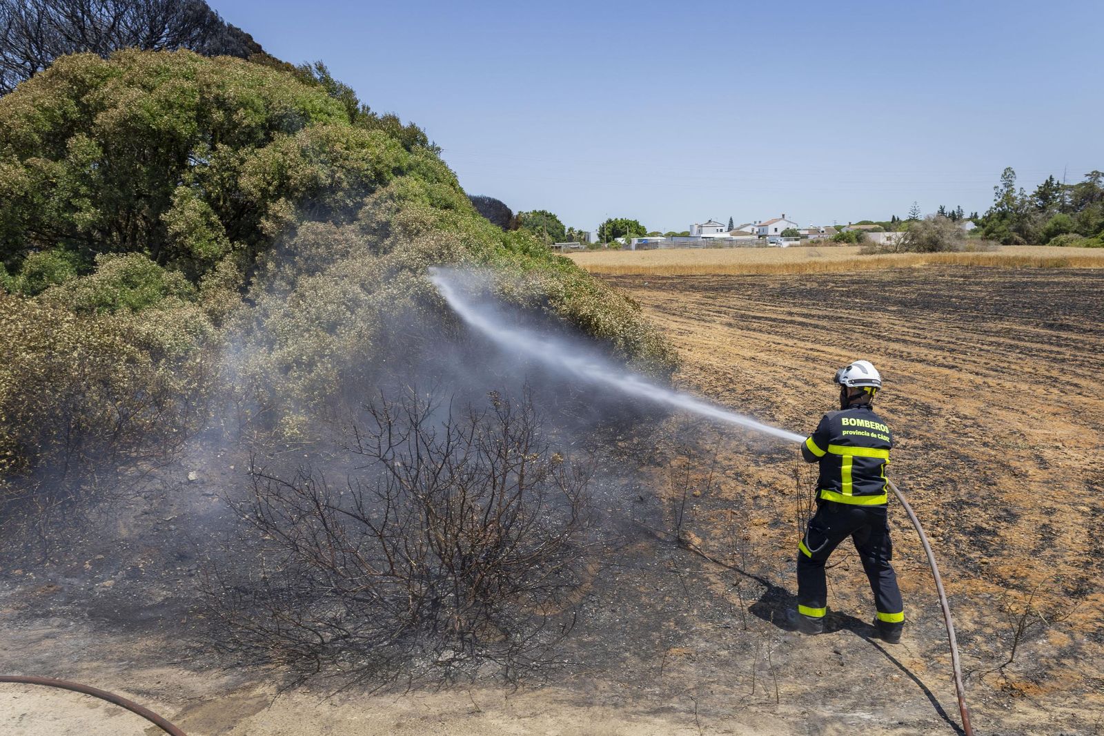 Las imágenes del incendio declarado junto a Roche, en Conil
