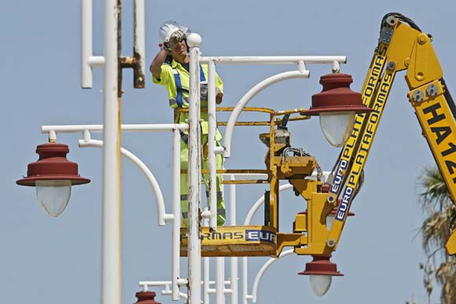 Decenas de operarios se afanan estos días por dejar la zona estrella del verano gaditano en perfecto estado./Joaquín Pino

Foto: Joaquin Pino