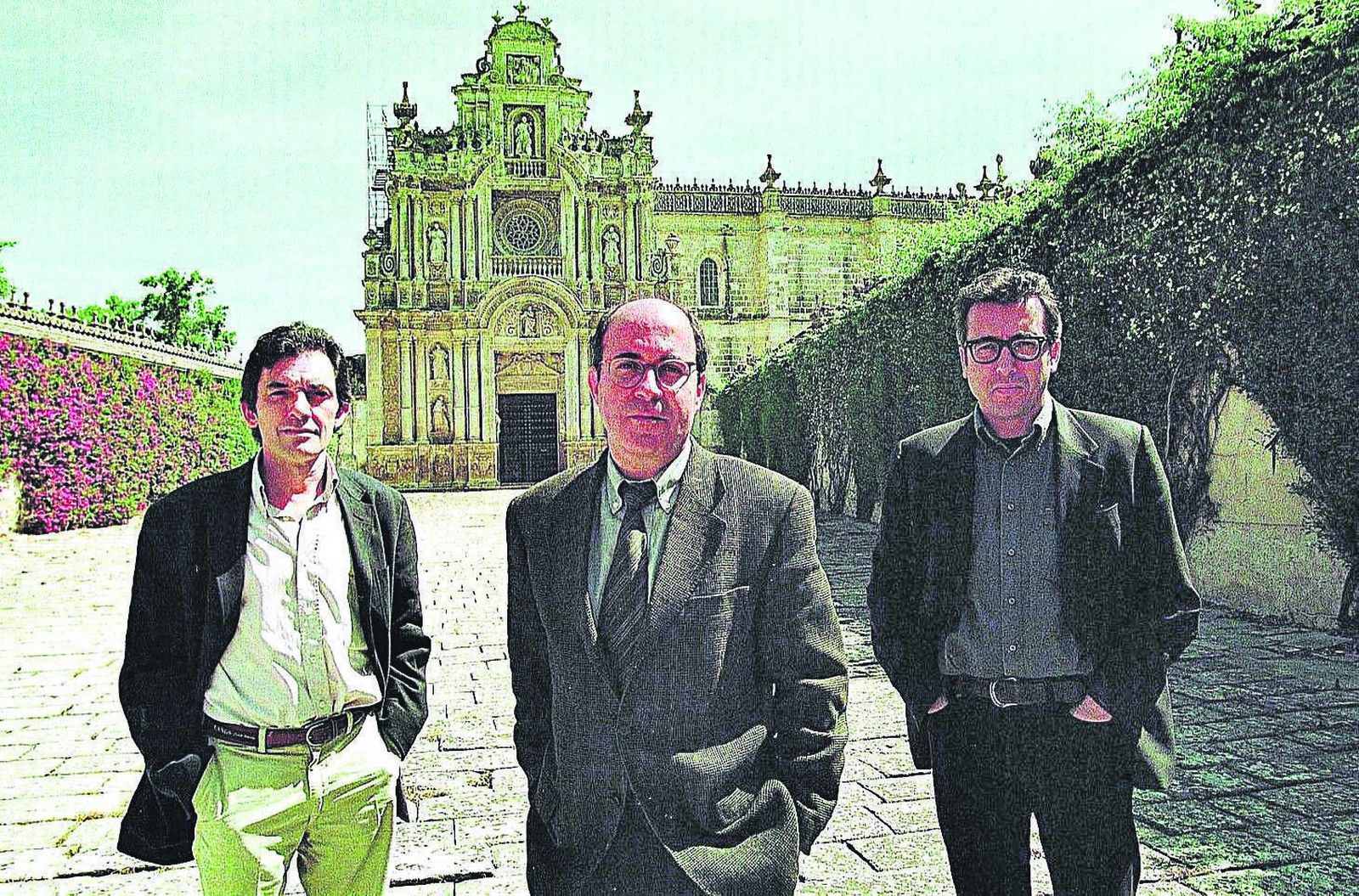 Manuel de la Peña, director de Diario de Jerez de 1984 a 2002, flanqueado por Juan Pedro Simo (i) y Manuel Barea, redactores jefe.