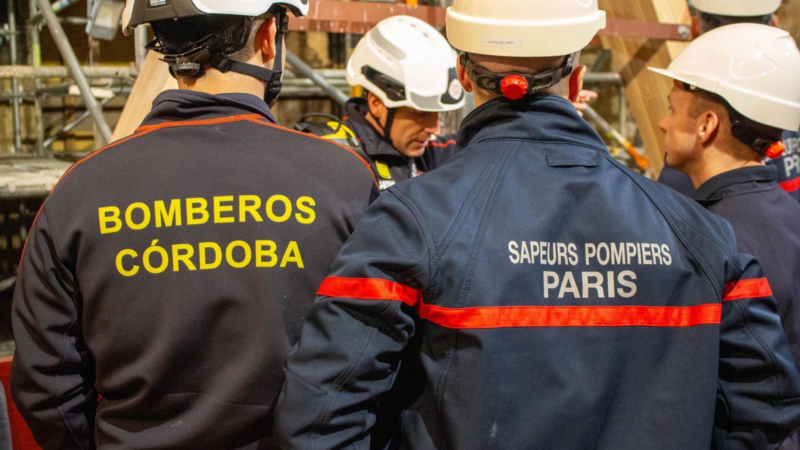 Bomberos de París en la Mezquita-Catedral.