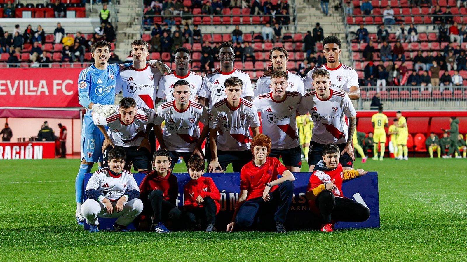 La plantilla del Sevilla Atlético durante un partido.