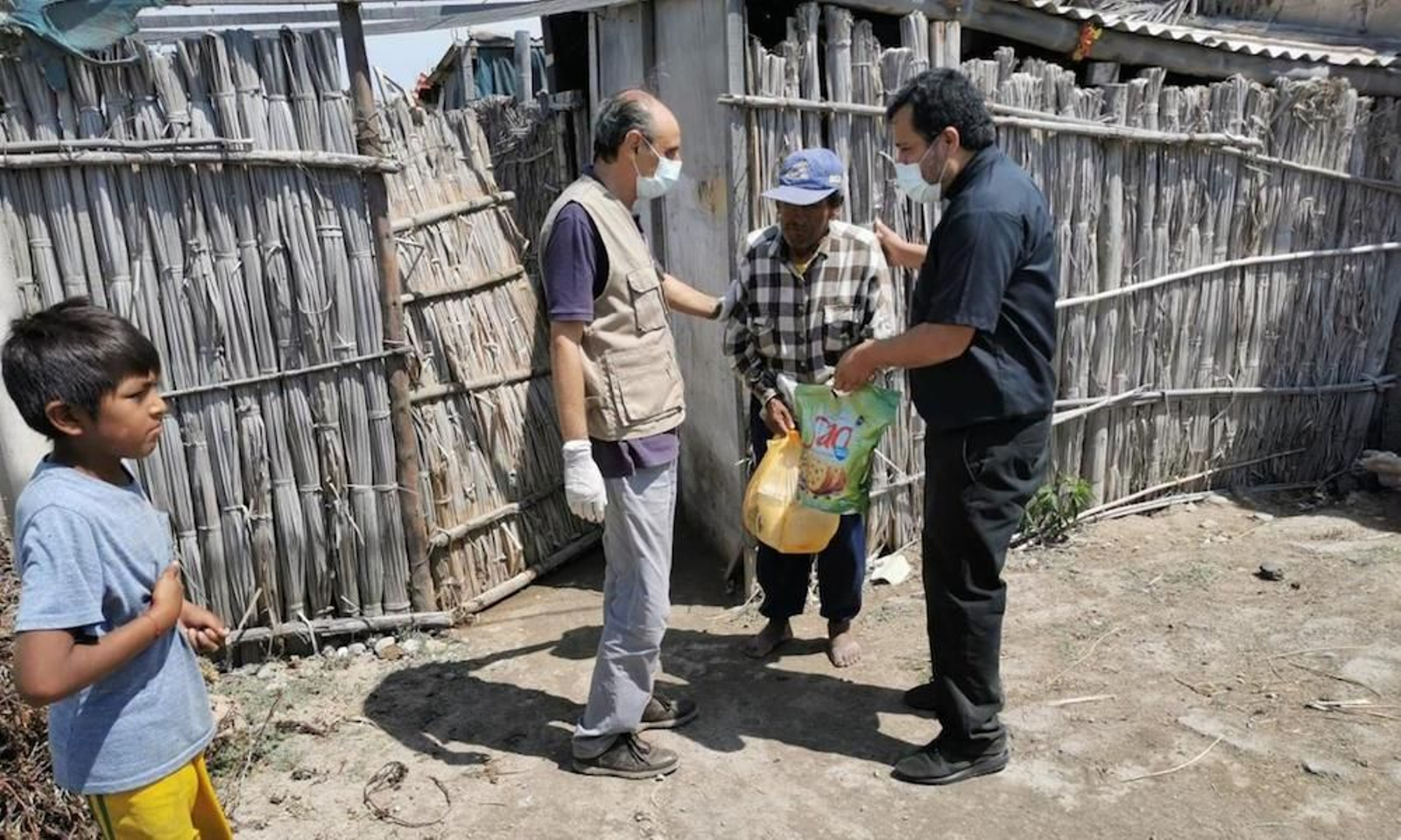 Fidalgo durante sus misiones en Perú.