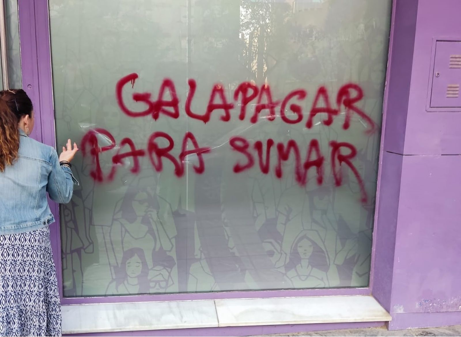 Nuevo acto vandálico en la campaña: aparecen pintadas en la sede de Podemos en Almería