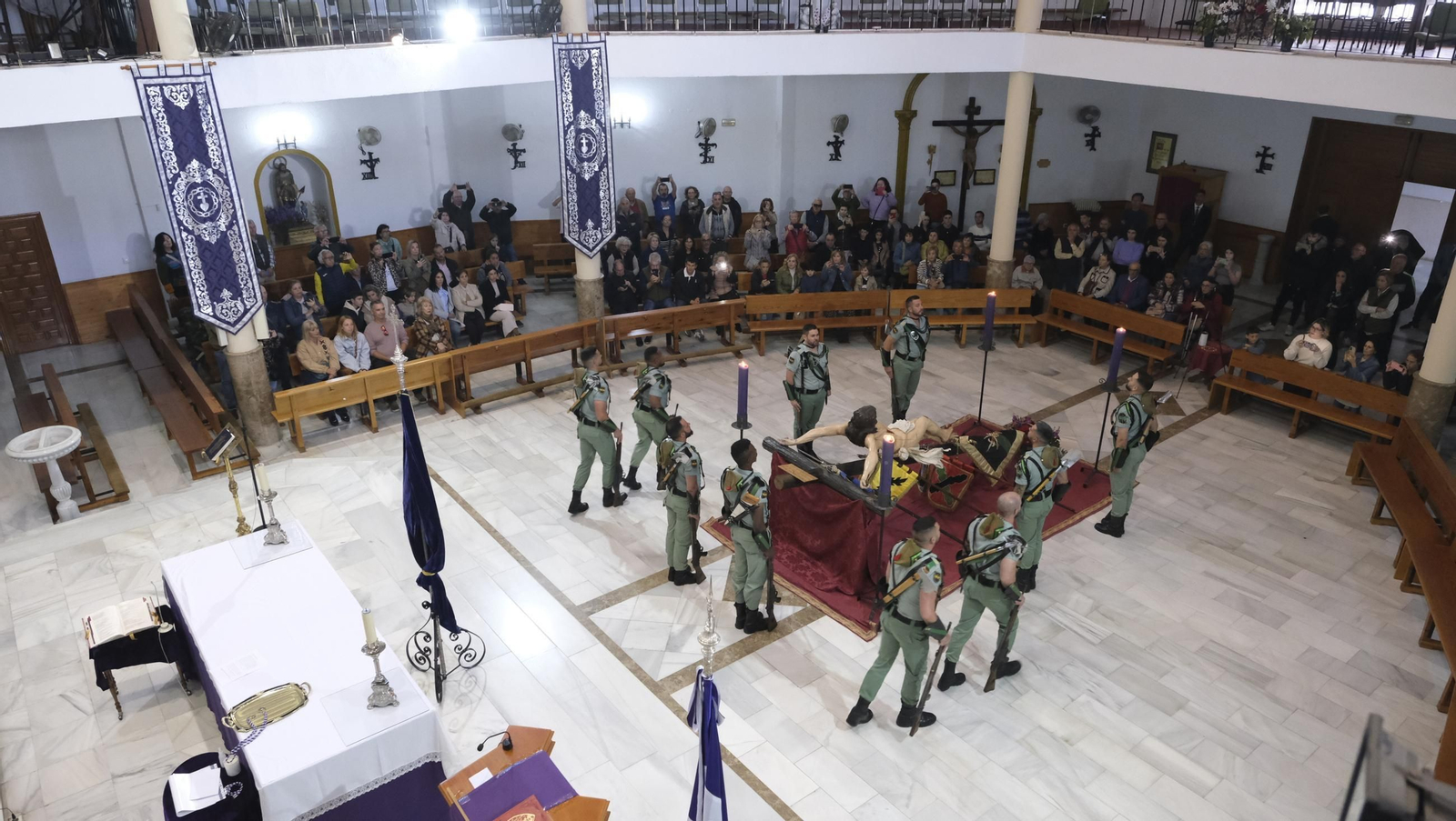 La Legión custodia el Cristo de la Buena Muerte en la Semana Santa de El Parador 2025