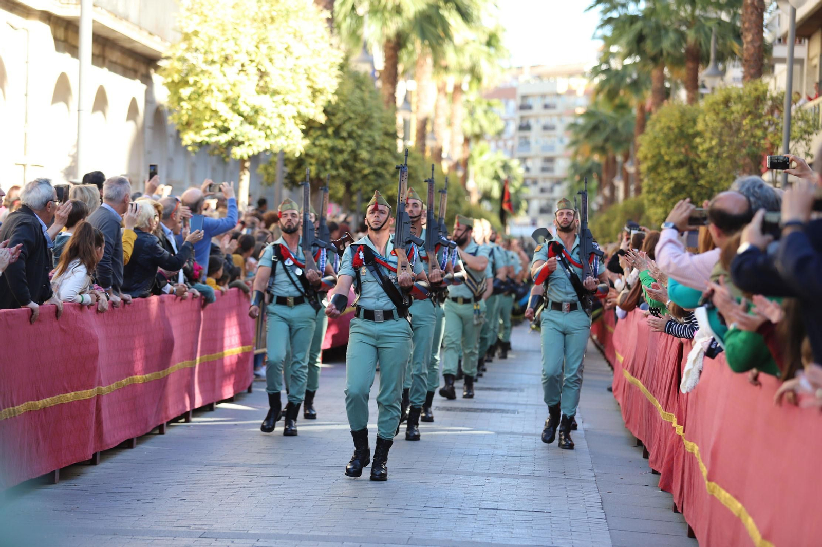 Recibimiento a la Legión en las calles del centro de Huelva