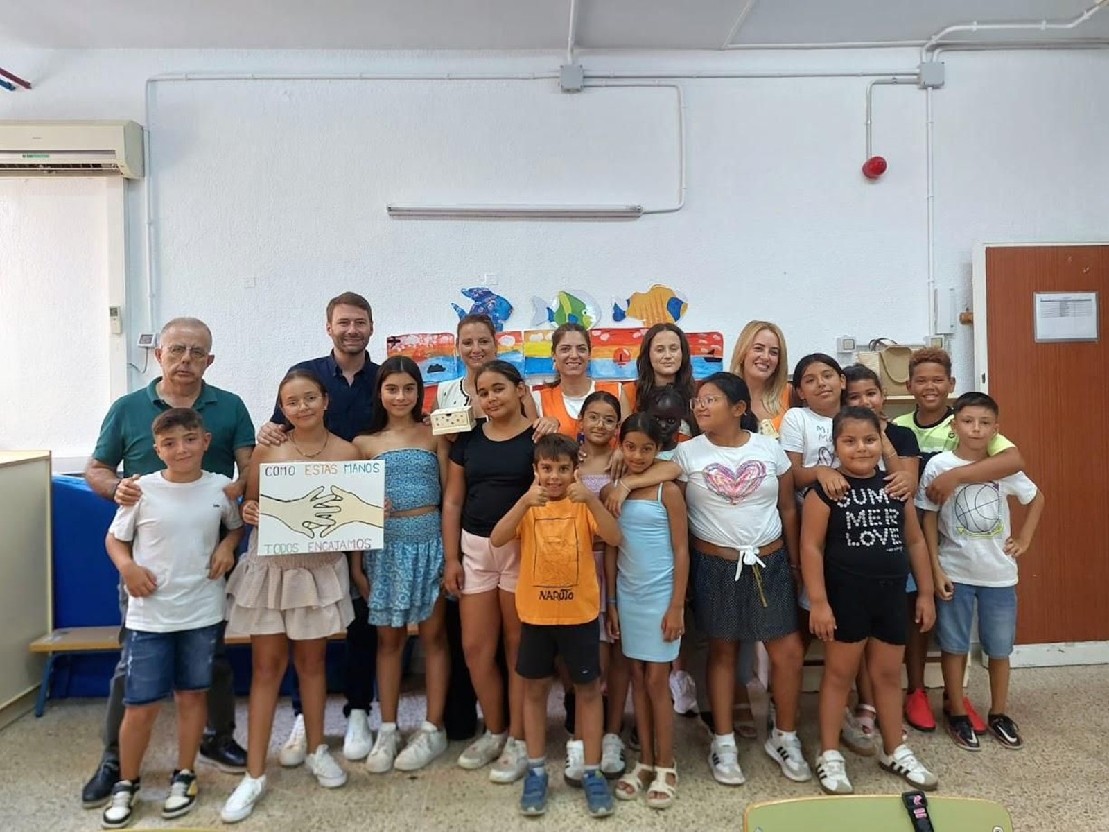 Foto de familia de las autoridades junto a los participantes.